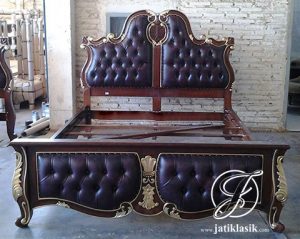 Tempat Tidur Louis Jati Klasik