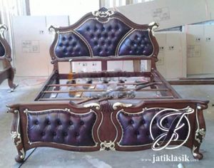 Tempat Tidur Louis Jati Ukir Klasik