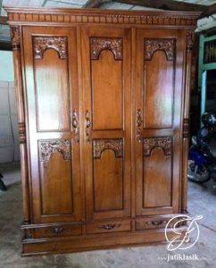 Lemari Pakaian Jati Majapahit