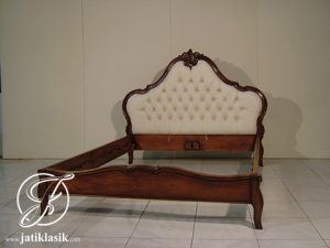Tempat Tidur Jati Louis Classic