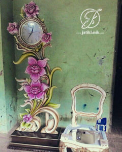 Jam Berdiri Jati Ukir Mawar Merah