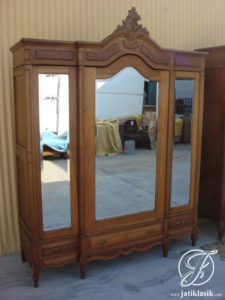 Lemari Pakaian 3 Pintu Jati Ukir French