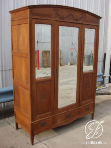 Lemari Pakaian Minimalis Louis Kalung 3 Pintu