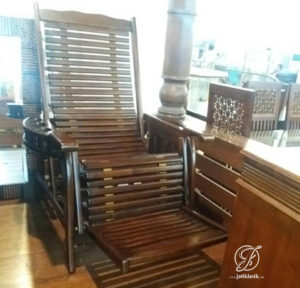 Kursi Santai Malas Tanganan Tempat Minum